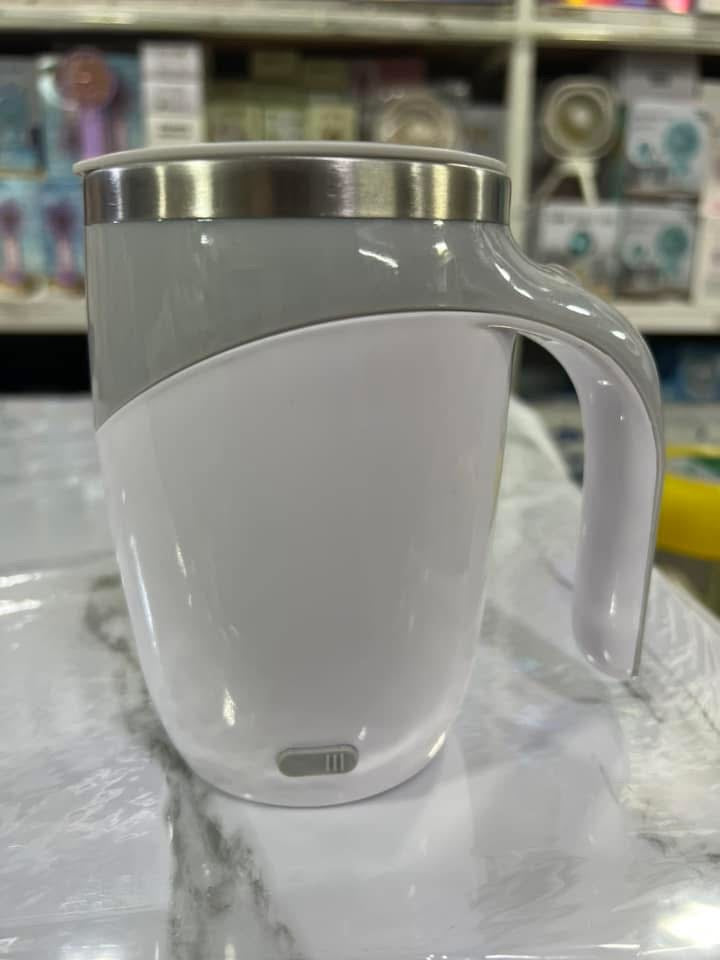 Tasse magnétique à mélangeur automatique