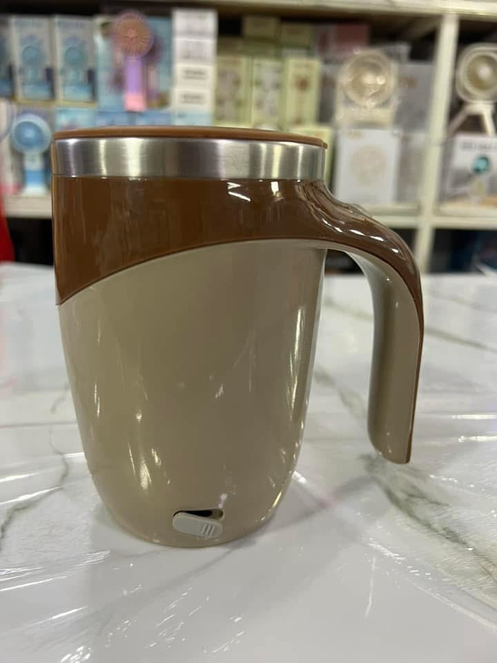 Tasse magnétique à mélangeur automatique